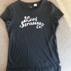 Black Levi’s t-shirt